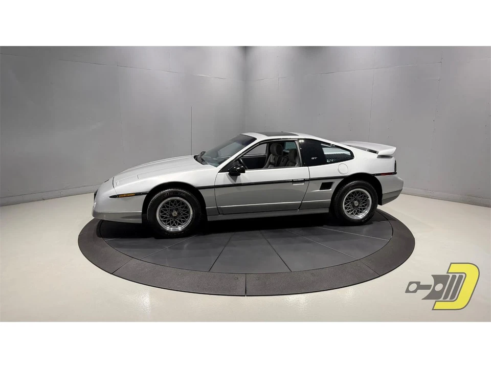 1987 Pontiac Fiero - Image 2 of 31