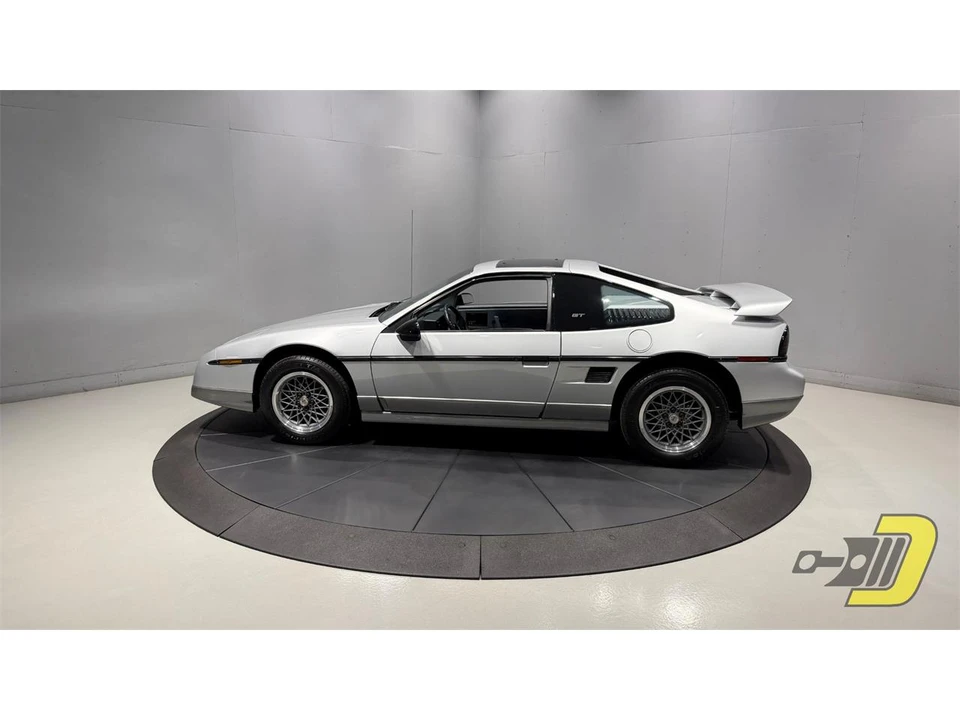 1987 Pontiac Fiero - Image 3 of 31