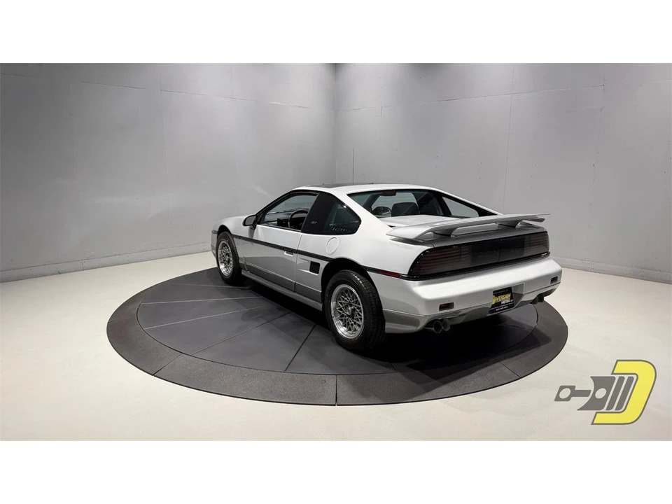 1987 Pontiac Fiero - Image 5 of 31