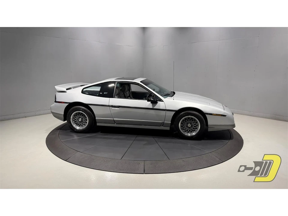 1987 Pontiac Fiero - Image 11 of 31