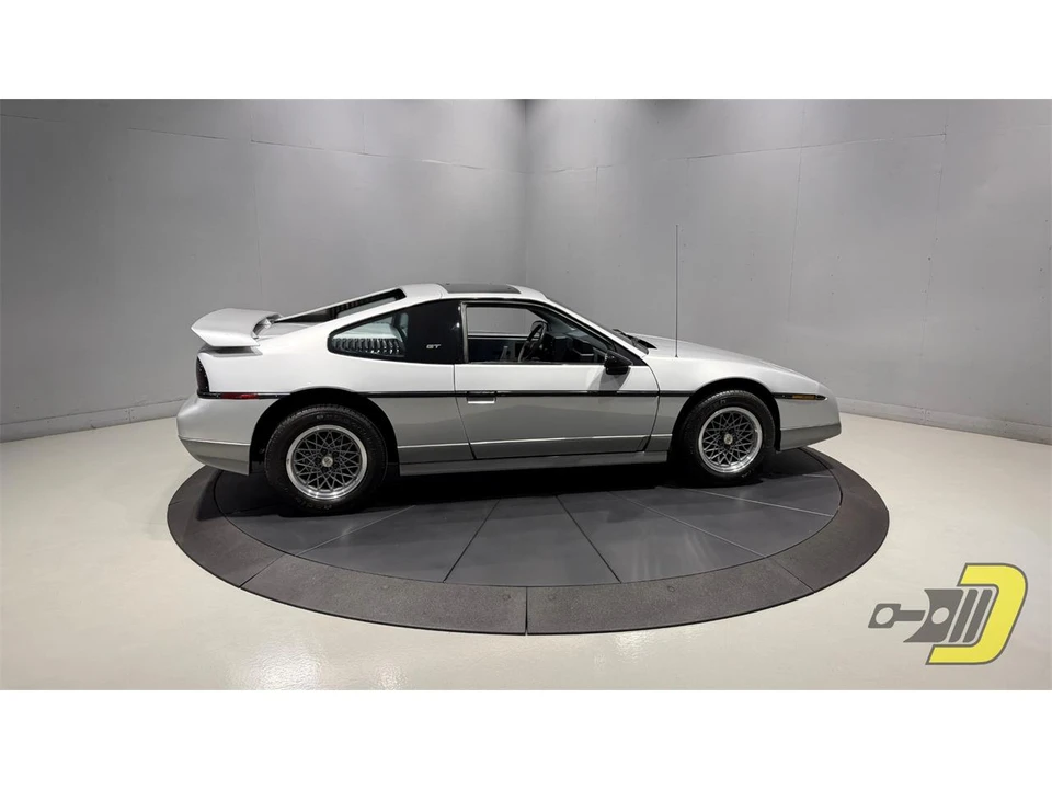 1987 Pontiac Fiero - Image 10 of 31