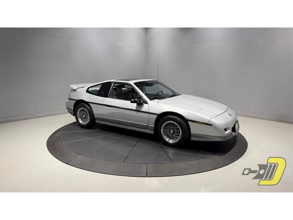 1987 Pontiac Fiero - Image 12 of 31
