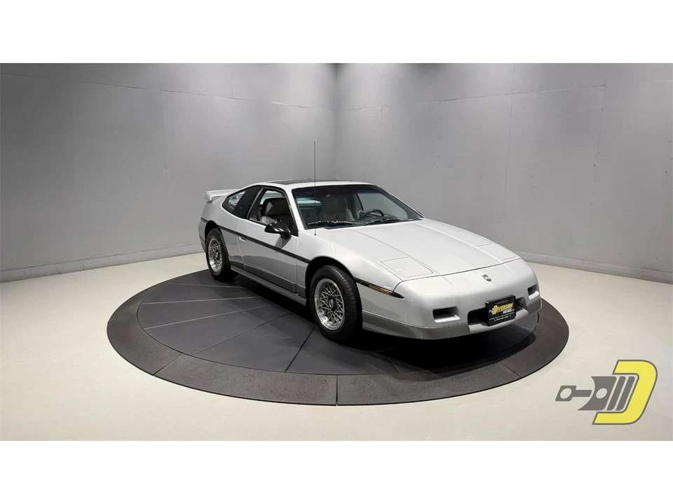 1987 Pontiac Fiero - Image 13 of 31
