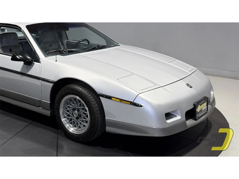 1987 Pontiac Fiero - Image 18 of 31