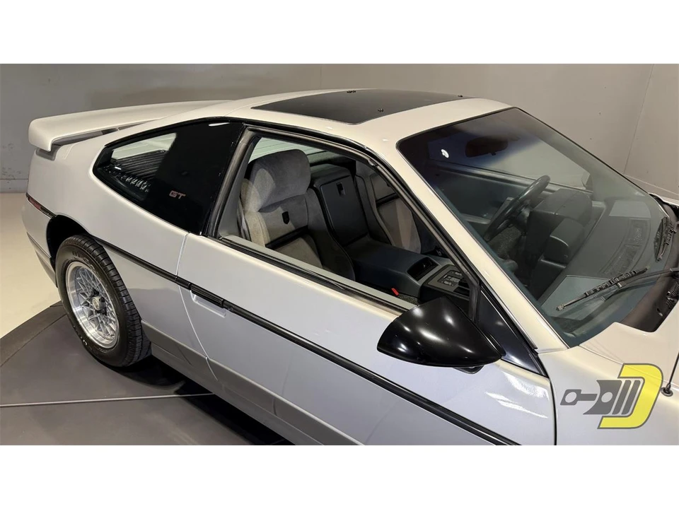 1987 Pontiac Fiero - Image 22 of 31