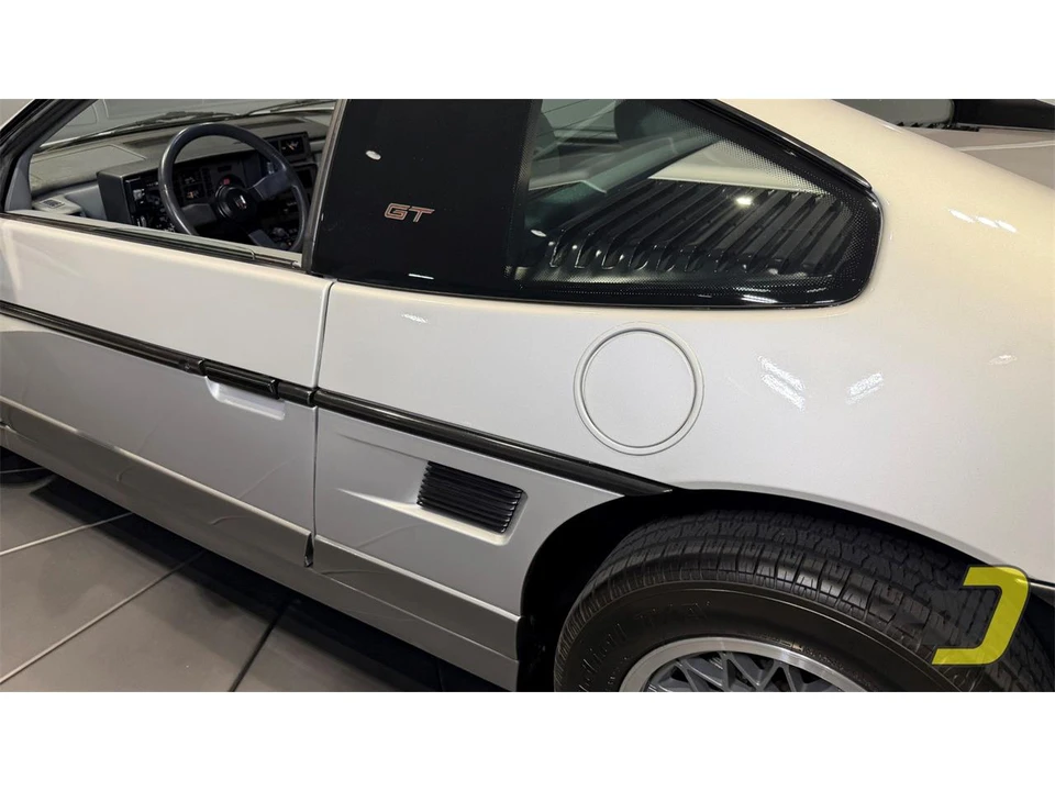 1987 Pontiac Fiero - Image 26 of 31