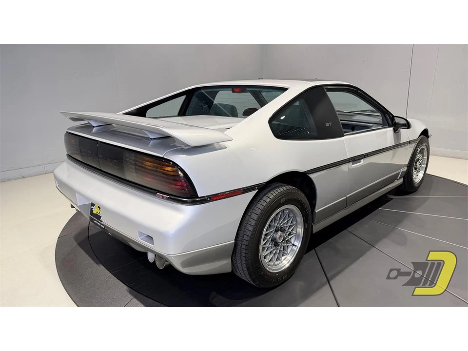 1987 Pontiac Fiero - Image 29 of 31