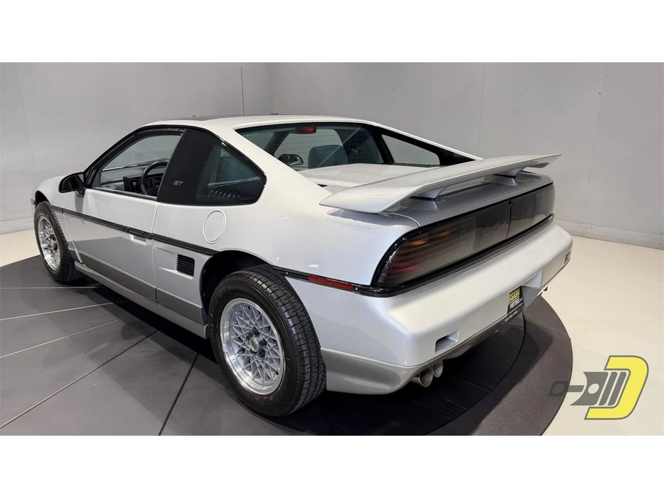 1987 Pontiac Fiero - Image 30 of 31