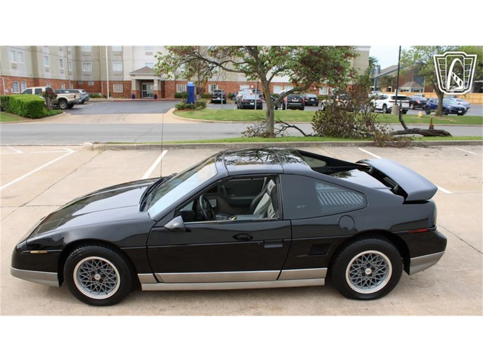 1987 Pontiac Fiero - Image 28 of 31
