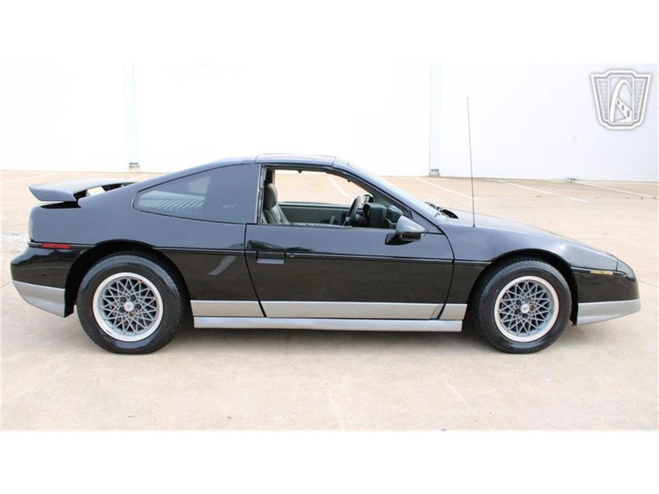1987 Pontiac Fiero - Image 3 of 31