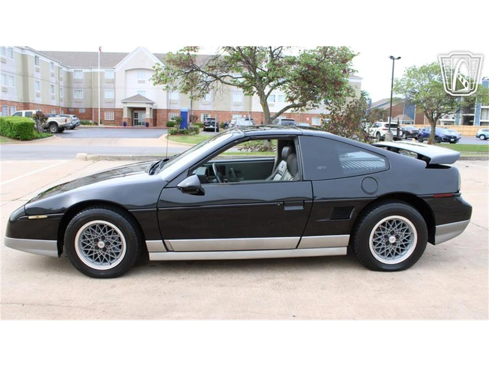 1987 Pontiac Fiero - Image 23 of 31