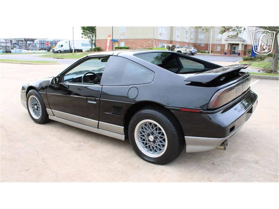 1987 Pontiac Fiero - Image 24 of 31