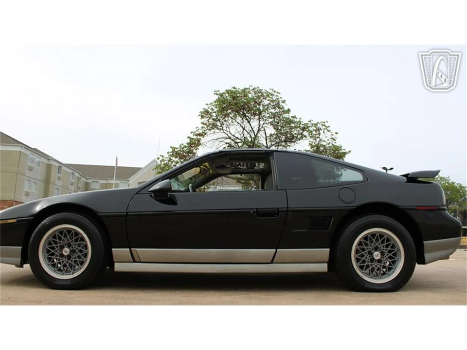 1987 Pontiac Fiero - Image 2 of 31