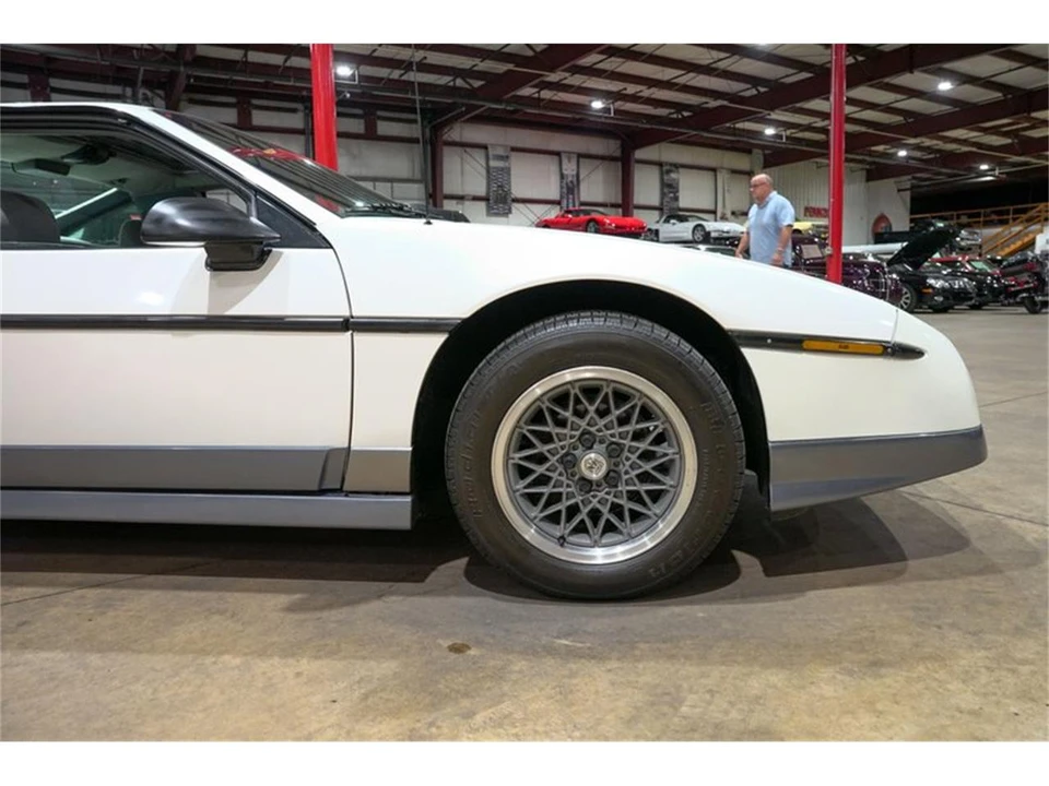 1987 Pontiac Fiero - Image 11 of 31