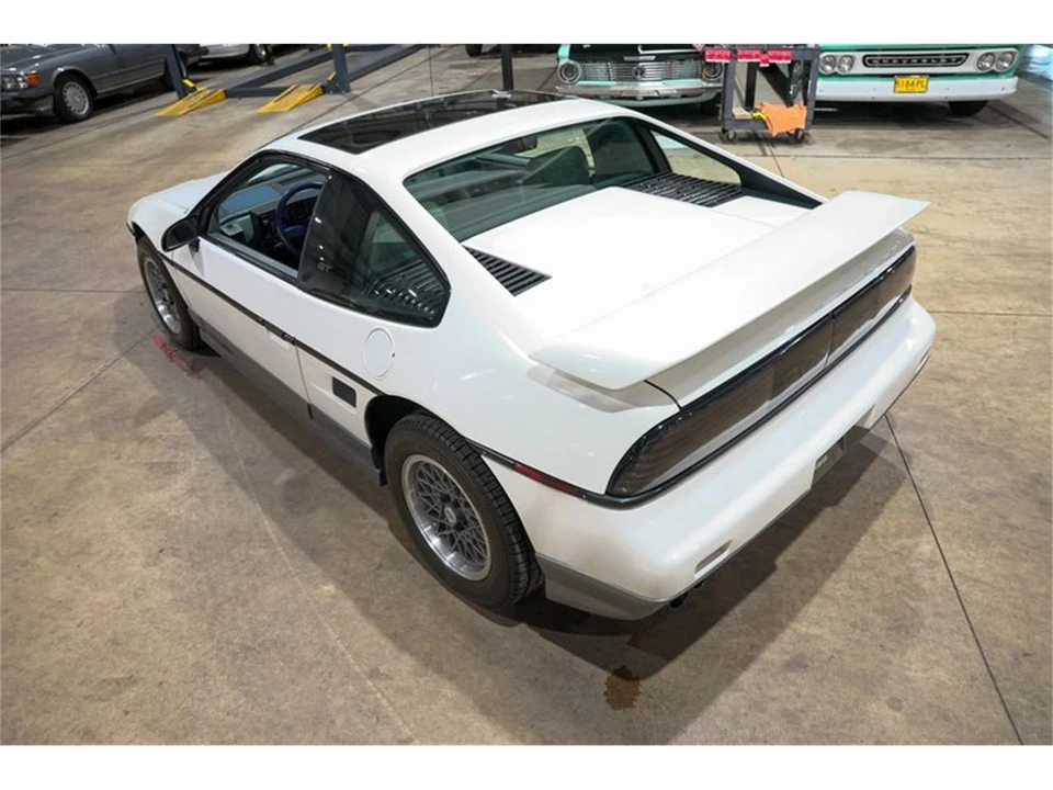 1987 Pontiac Fiero - Image 16 of 31
