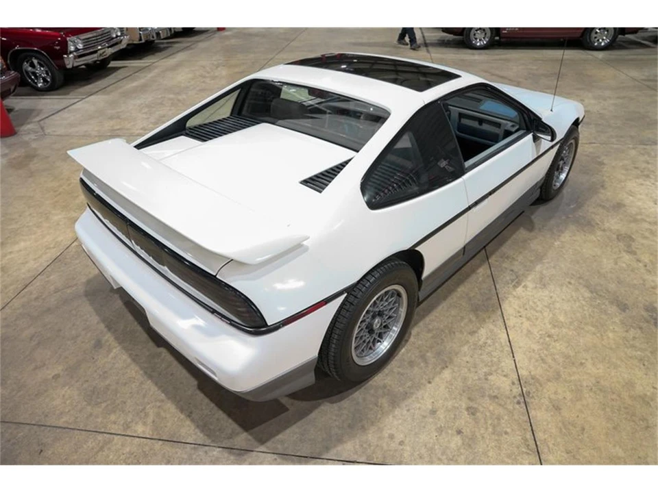 1987 Pontiac Fiero - Image 17 of 31