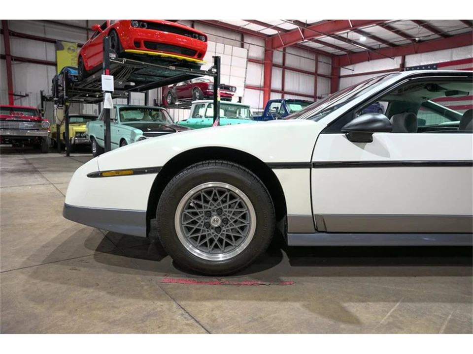 1987 Pontiac Fiero - Image 3 of 31