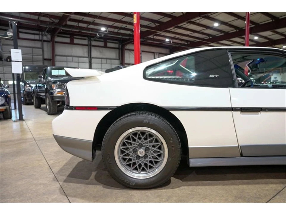 1987 Pontiac Fiero - Image 9 of 31