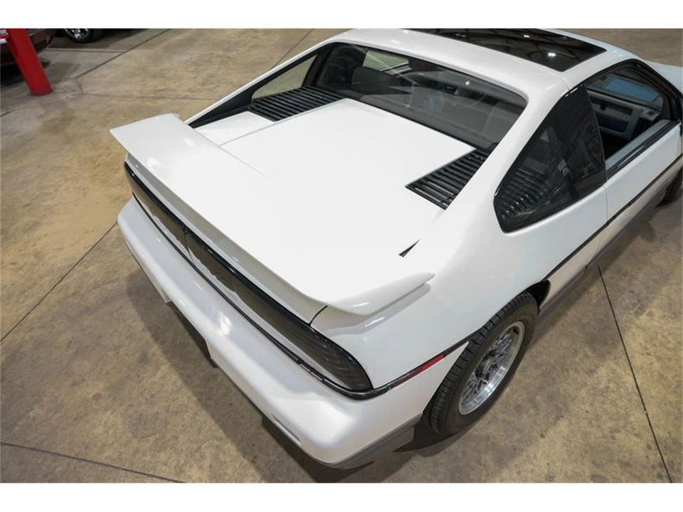 1987 Pontiac Fiero - Image 20 of 31
