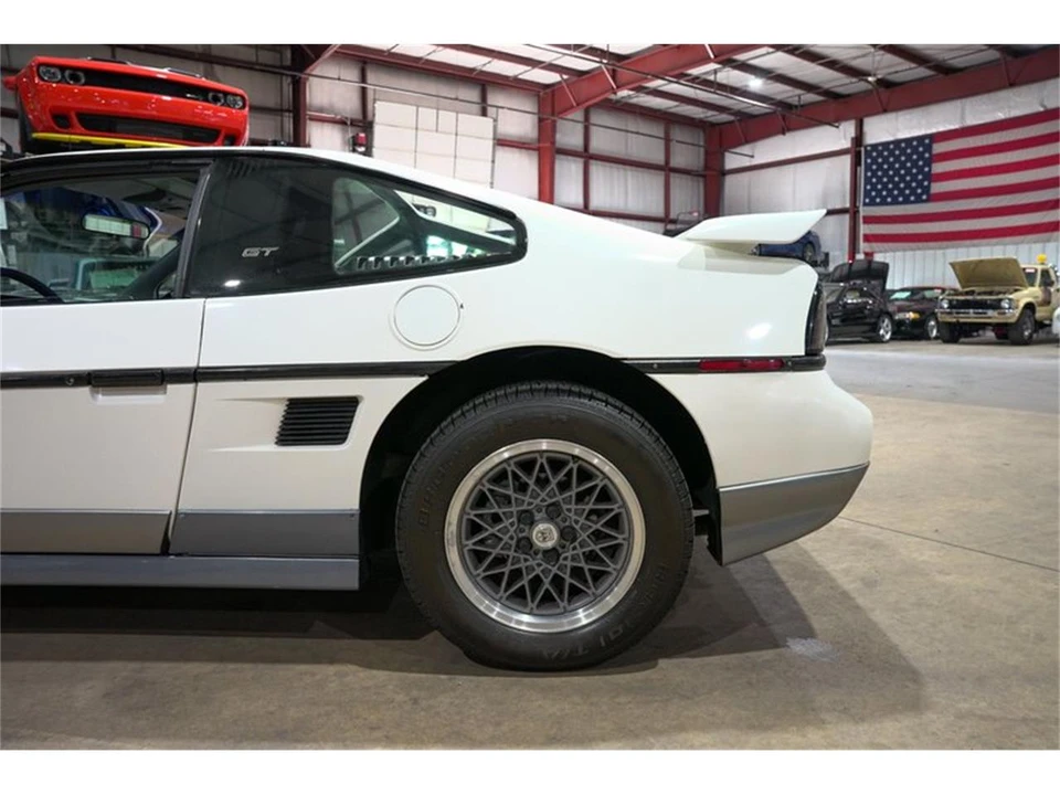 1987 Pontiac Fiero - Image 5 of 31