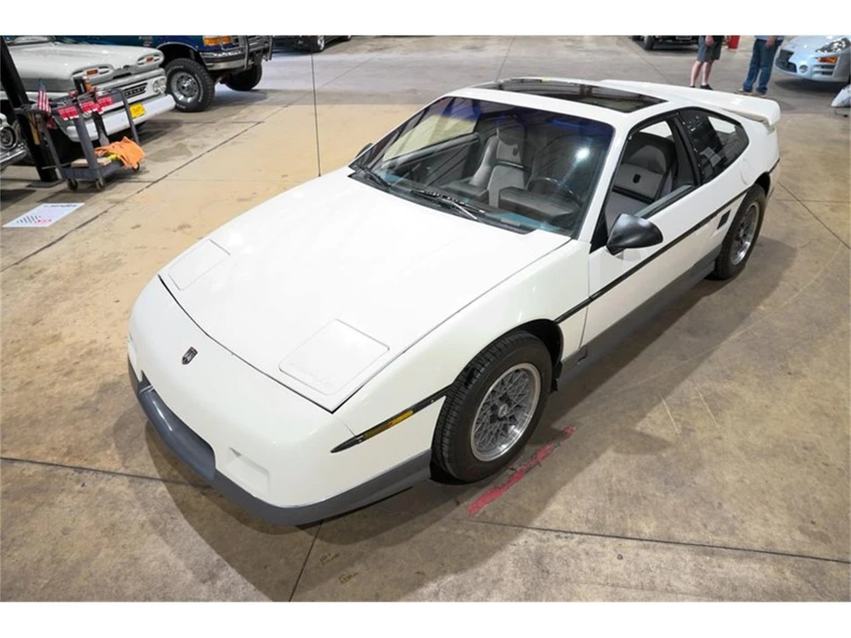 1987 Pontiac Fiero - Image 15 of 31