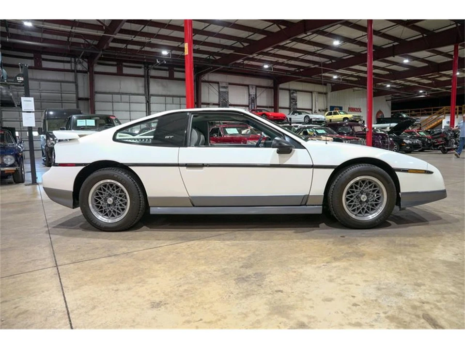 1987 Pontiac Fiero - Image 10 of 31