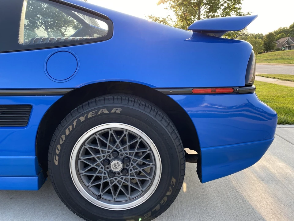 1987 Pontiac Fiero - Image 27 of 31