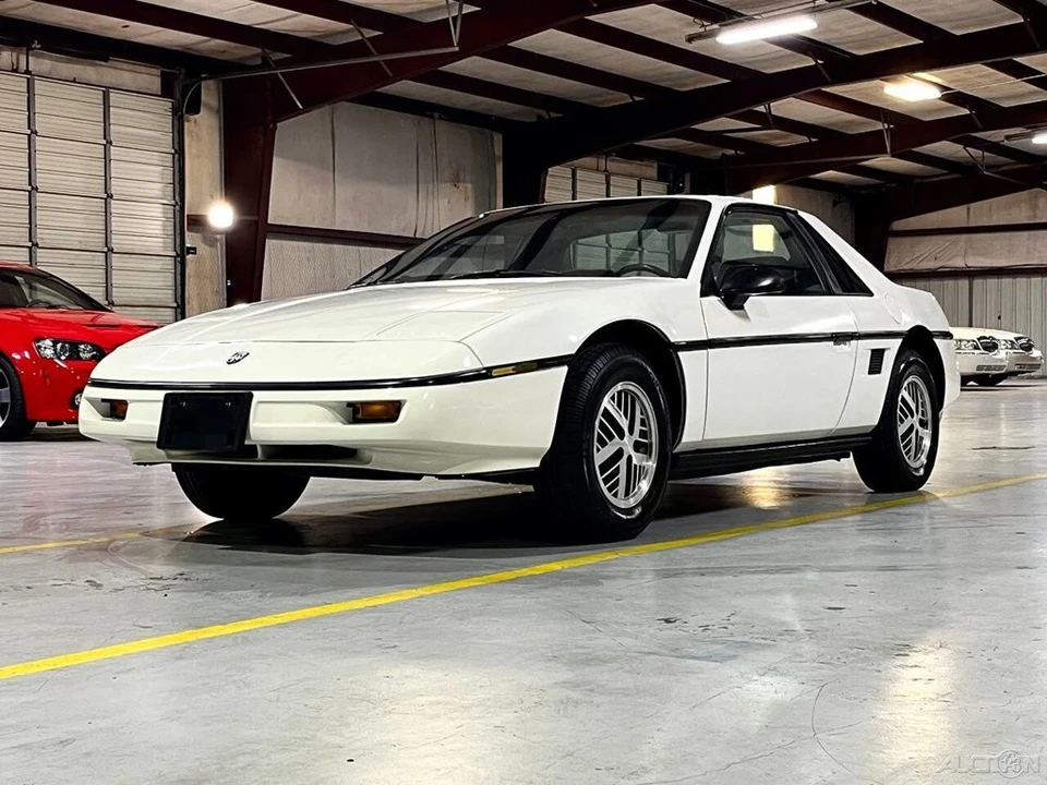 1987 Pontiac Fiero - Image 14 of 21