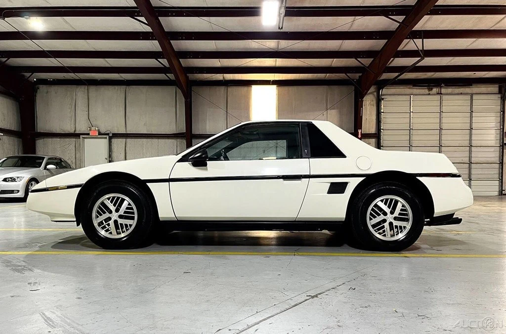 1987 Pontiac Fiero - Image 17 of 21