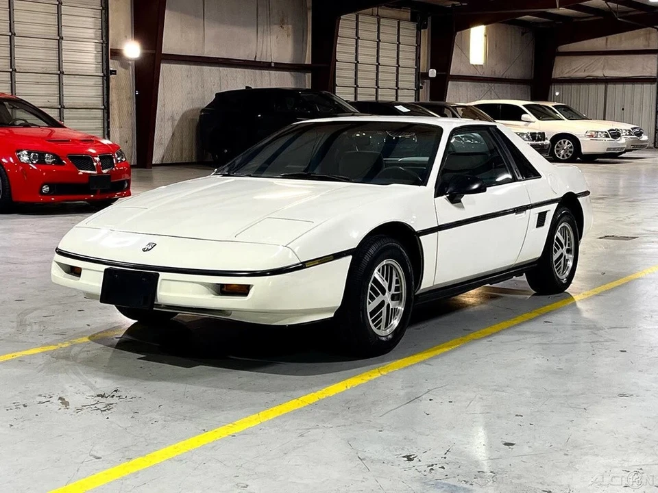 1987 Pontiac Fiero - Image 15 of 21
