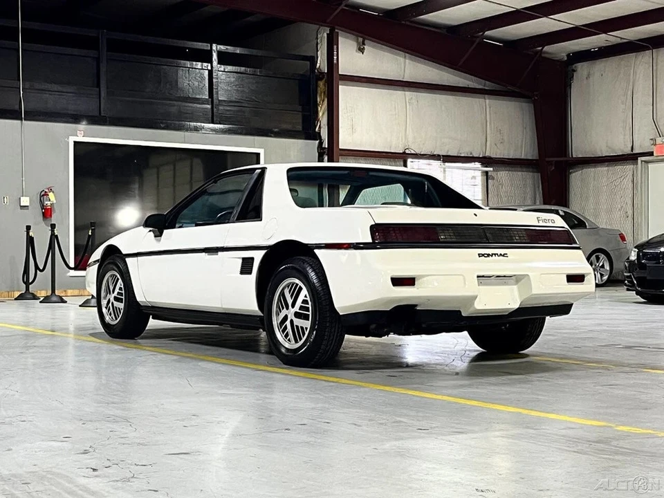 1987 Pontiac Fiero - Image 20 of 21
