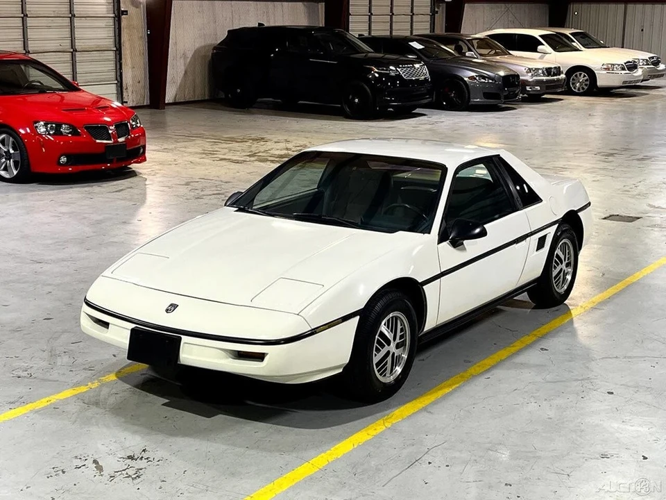 1987 Pontiac Fiero - Image 16 of 21