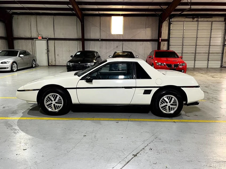 1987 Pontiac Fiero - Image 18 of 21