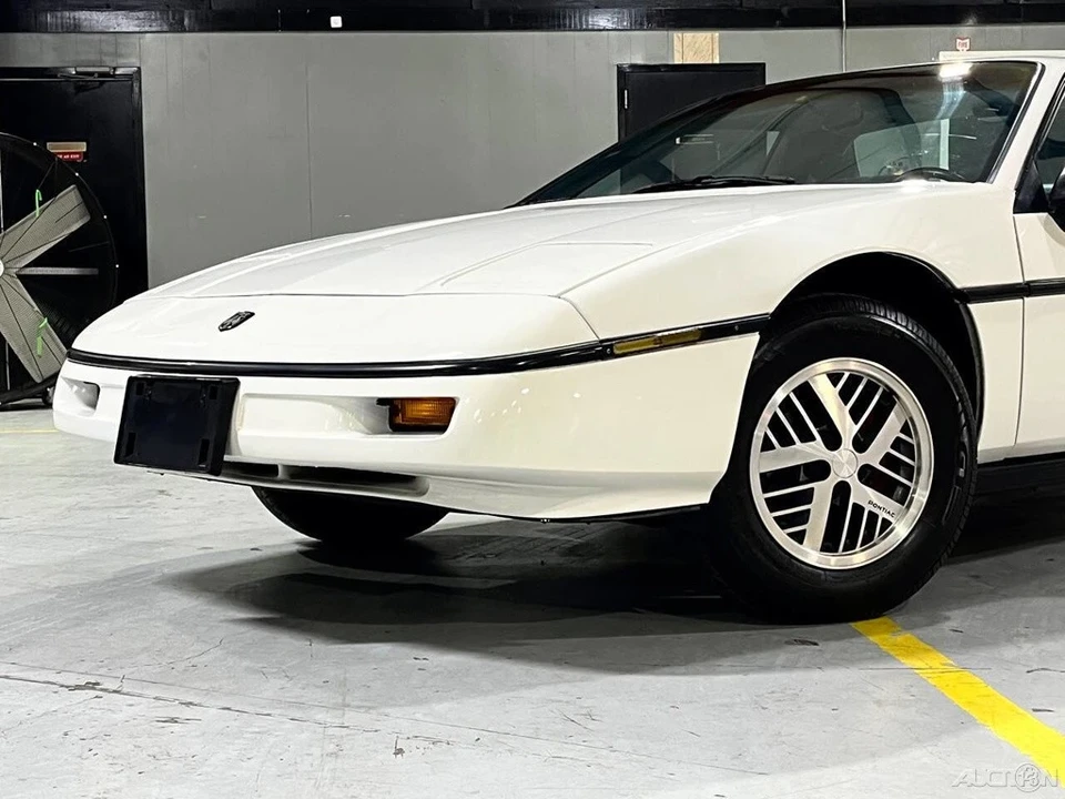 1987 Pontiac Fiero - Image 2 of 21