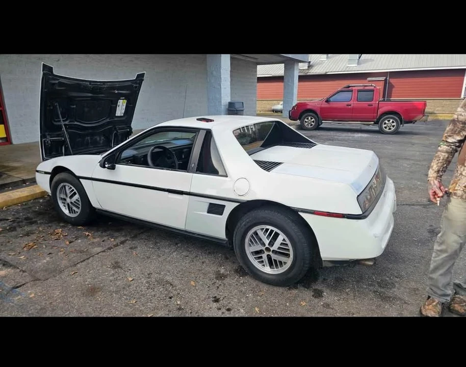 1987 Pontiac Fiero - Image 2 of 8