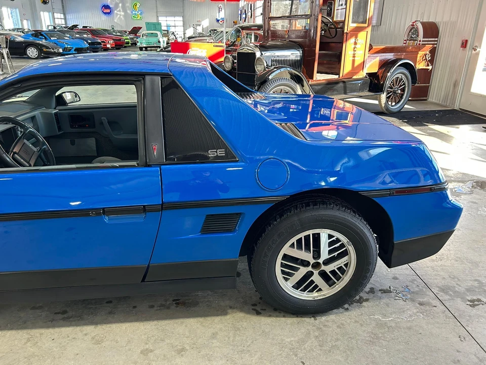 1987 Pontiac Fiero - Image 18 of 31