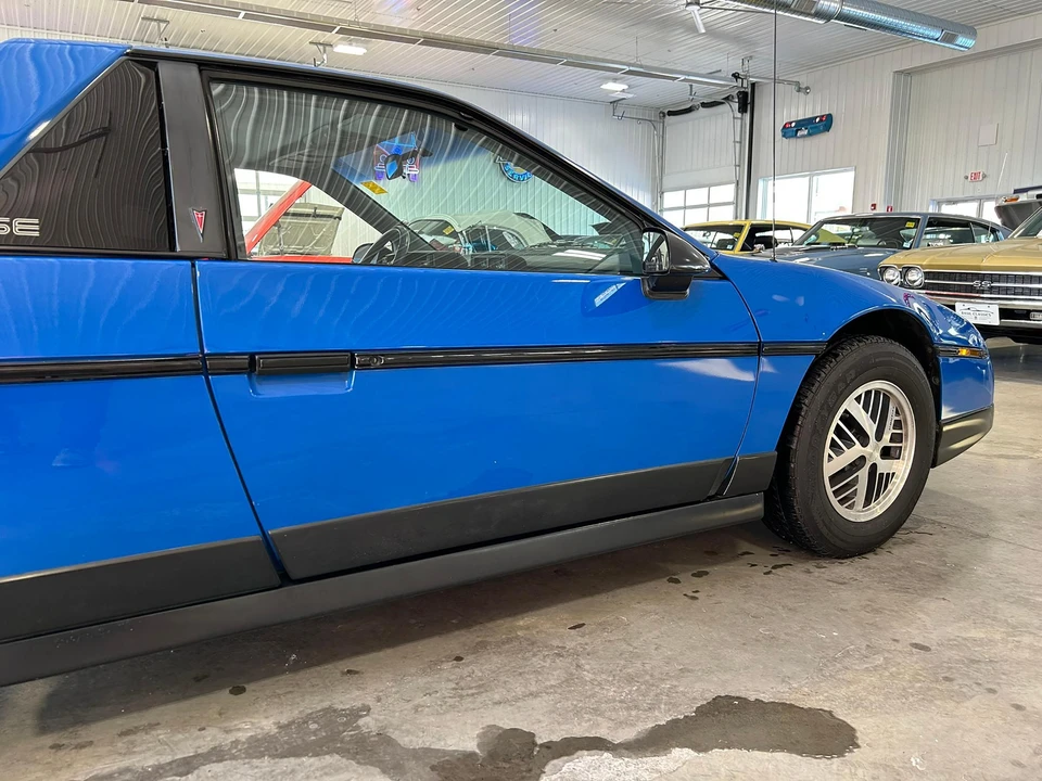 1987 Pontiac Fiero - Image 31 of 31