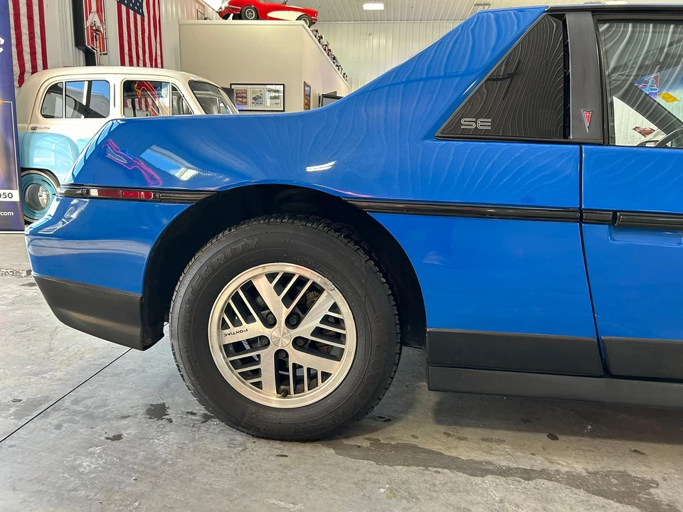 1987 Pontiac Fiero - Image 28 of 31
