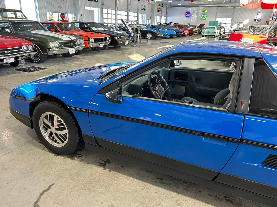 1987 Pontiac Fiero - Image 17 of 31