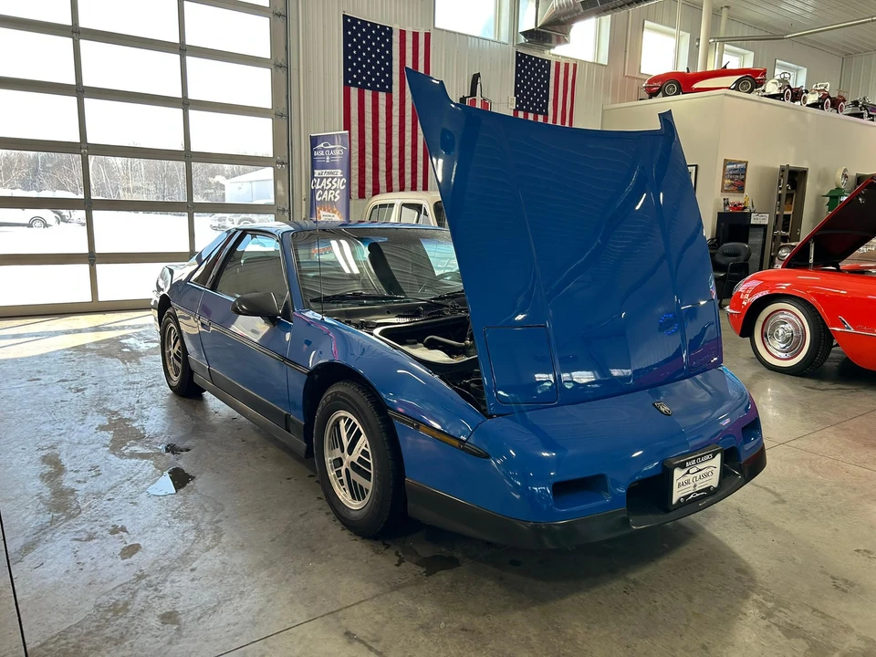 1987 Pontiac Fiero - Image 13 of 31
