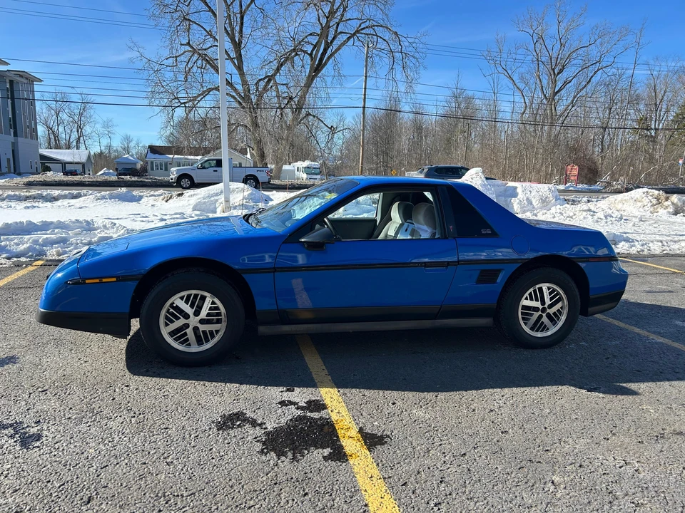 1987 Pontiac Fiero - Image 7 of 31