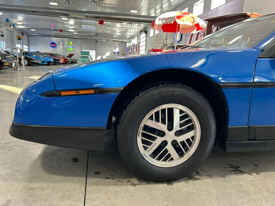 1987 Pontiac Fiero - Image 16 of 31