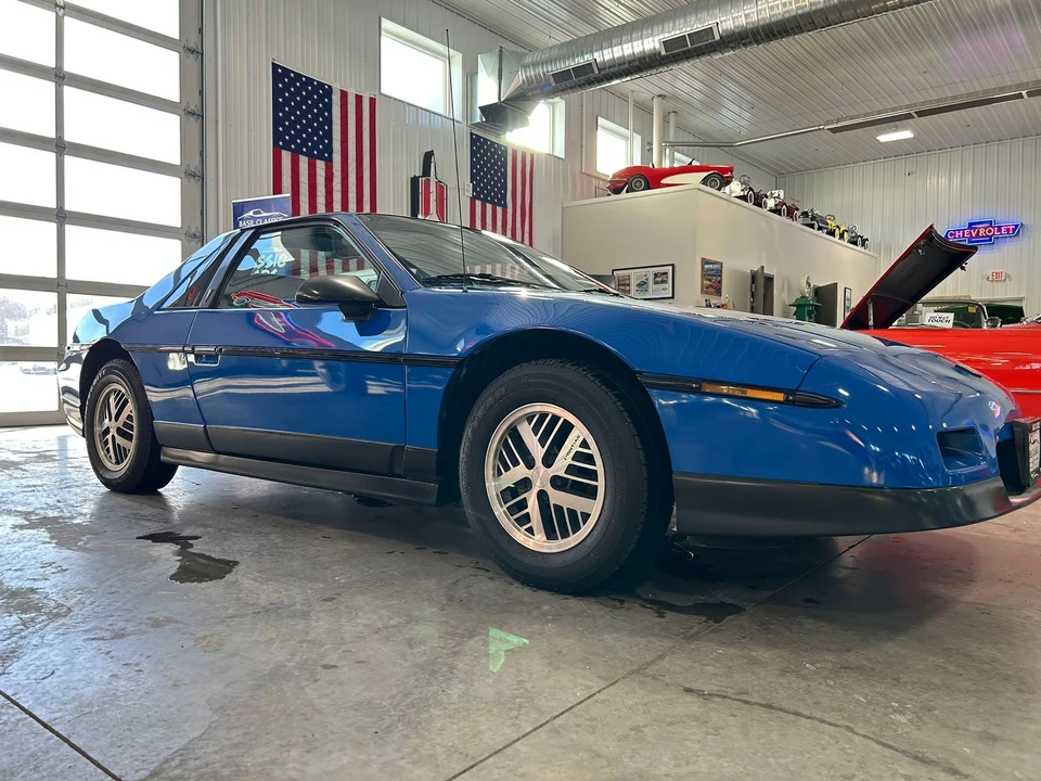 1987 Pontiac Fiero - Image 12 of 31