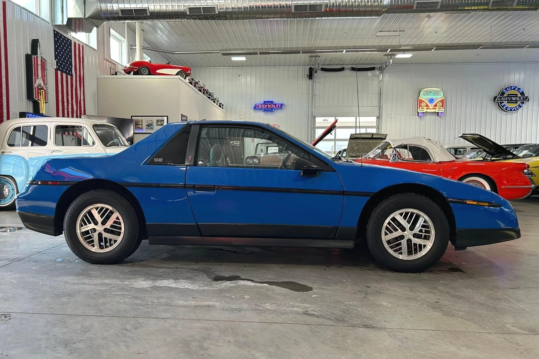 1987 Pontiac Fiero - Image 3 of 31