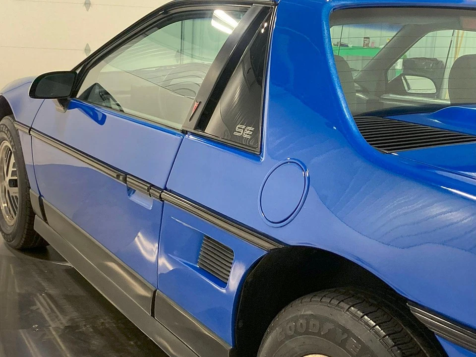 1987 Pontiac Fiero - Image 19 of 31