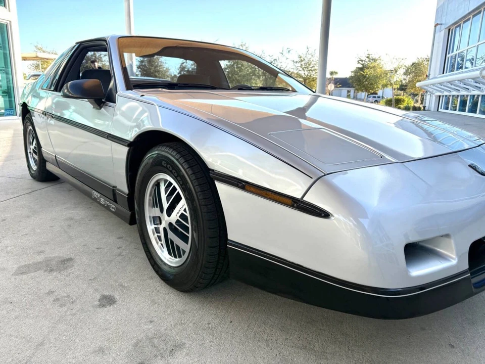 1987 Pontiac Fiero - Image 17 of 21