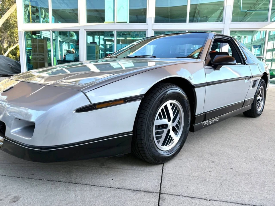 1987 Pontiac Fiero - Image 10 of 21