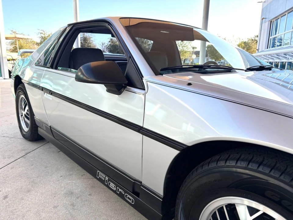 1987 Pontiac Fiero - Image 16 of 21