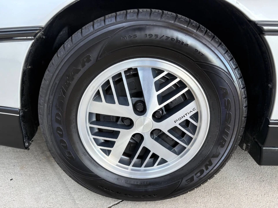 1987 Pontiac Fiero - Image 19 of 21