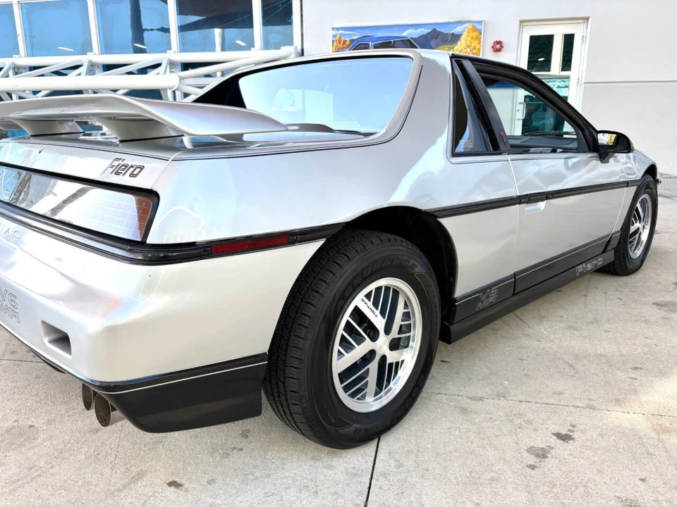 1987 Pontiac Fiero - Image 14 of 21